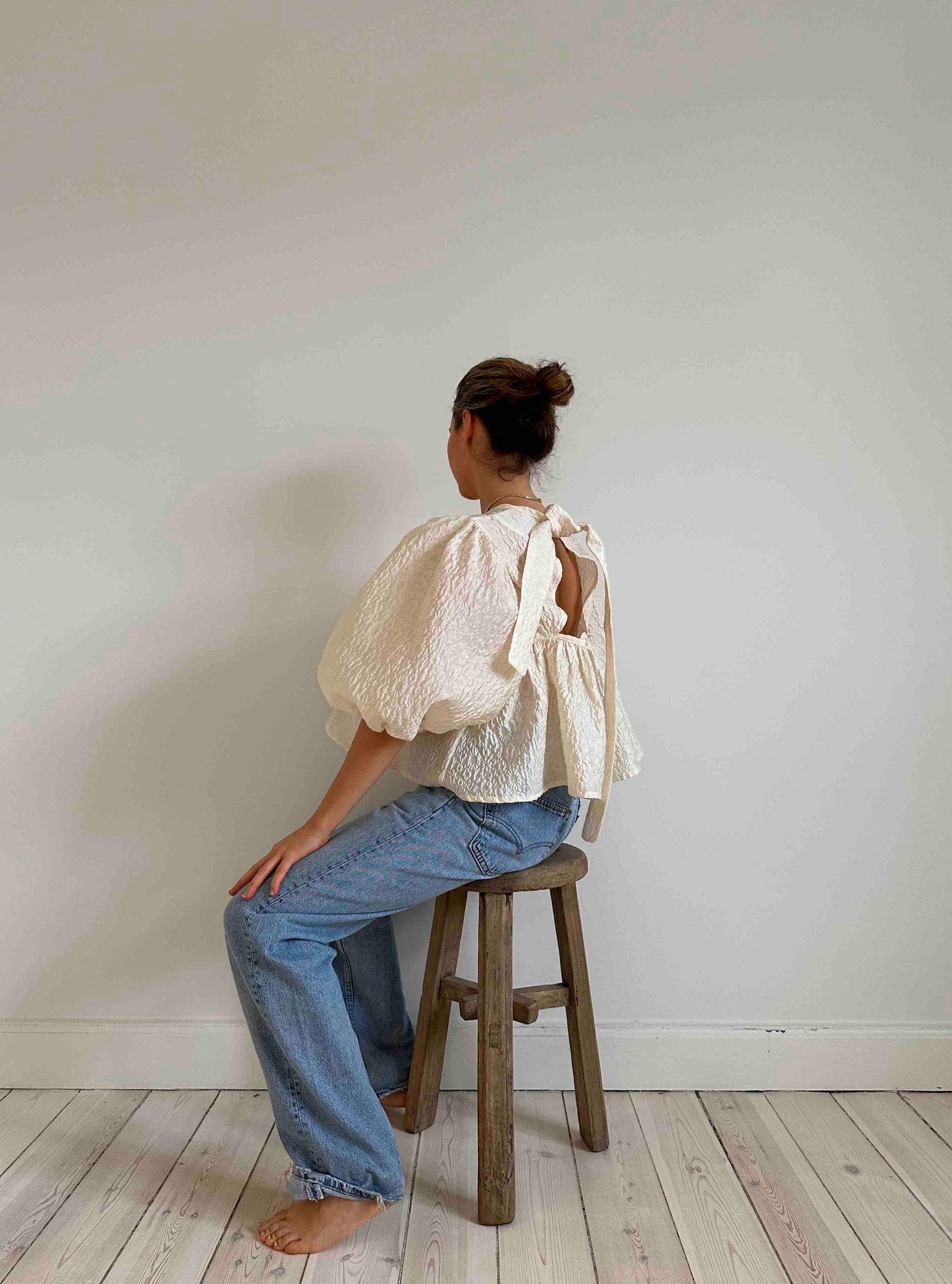 AMANDA-BUGGE-studio-ava-blouse-in-cream-jacquard-puffy-sleeves-and-open-back