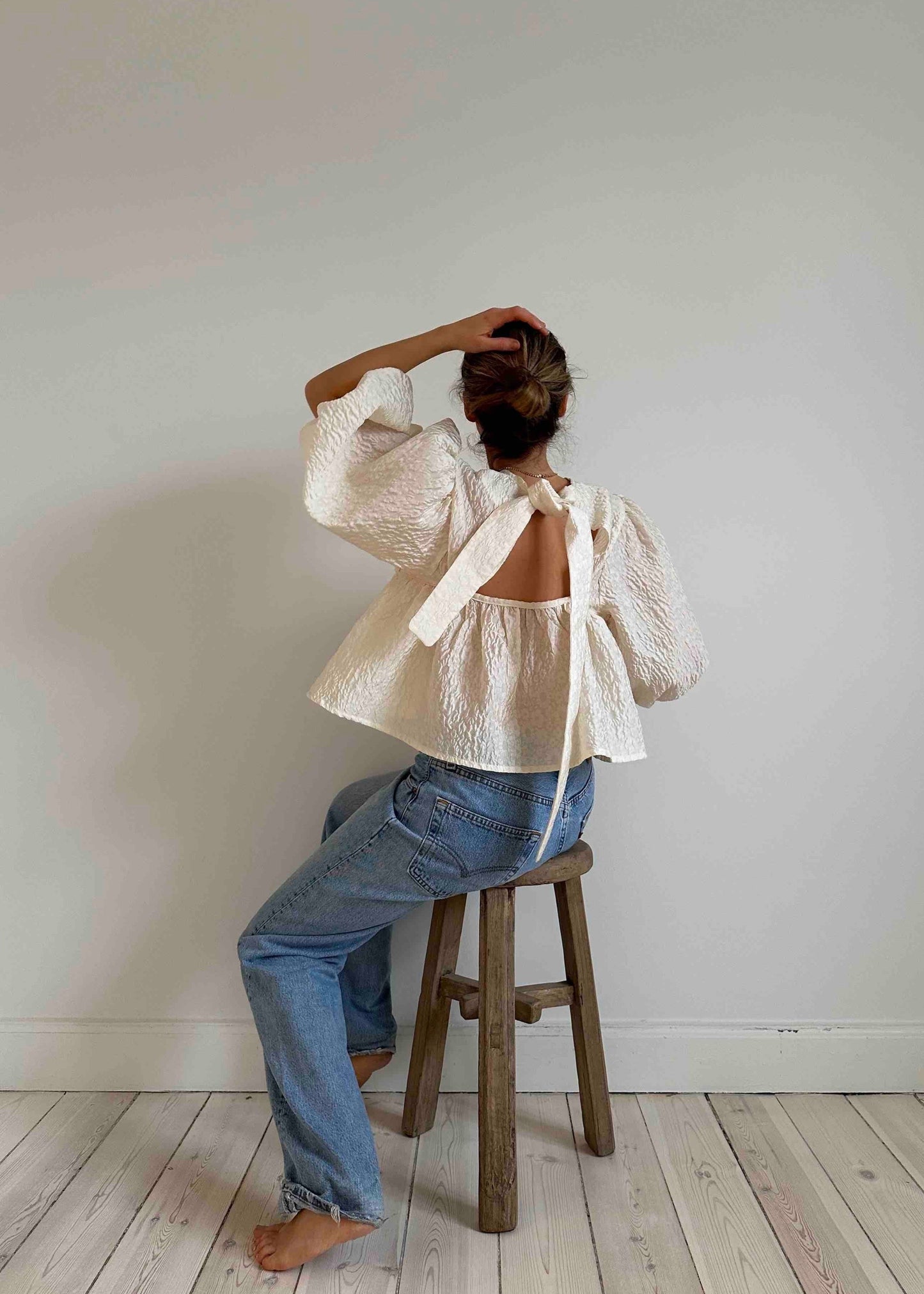 AMANDA-BUGGE-studio-ava-blouse-in-cream-jacquard-puffy-sleeves-and-open-back