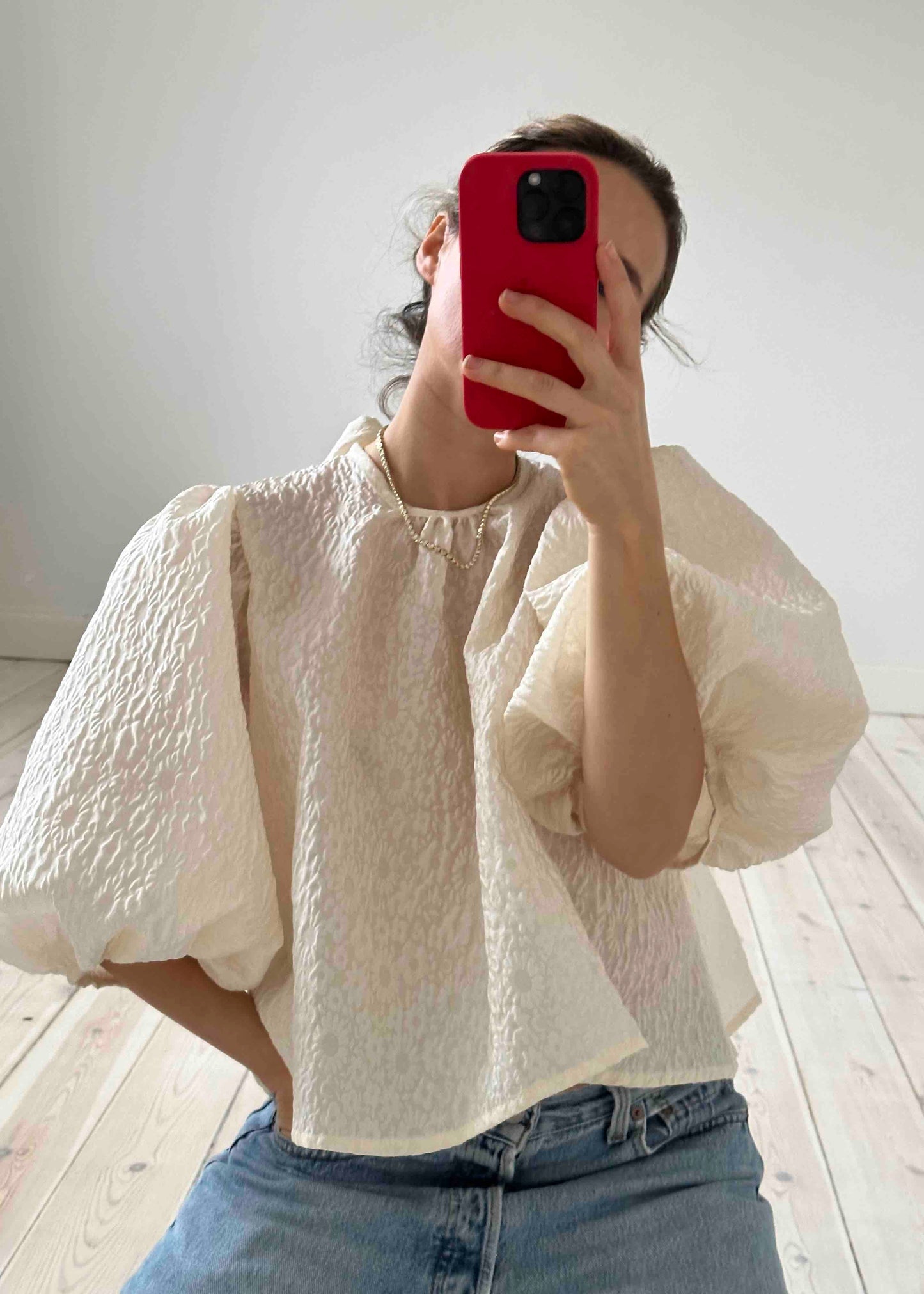 AMANDA-BUGGE-studio-ava-blouse-in-cream-jacquard-puffy-sleeves-and-open-back