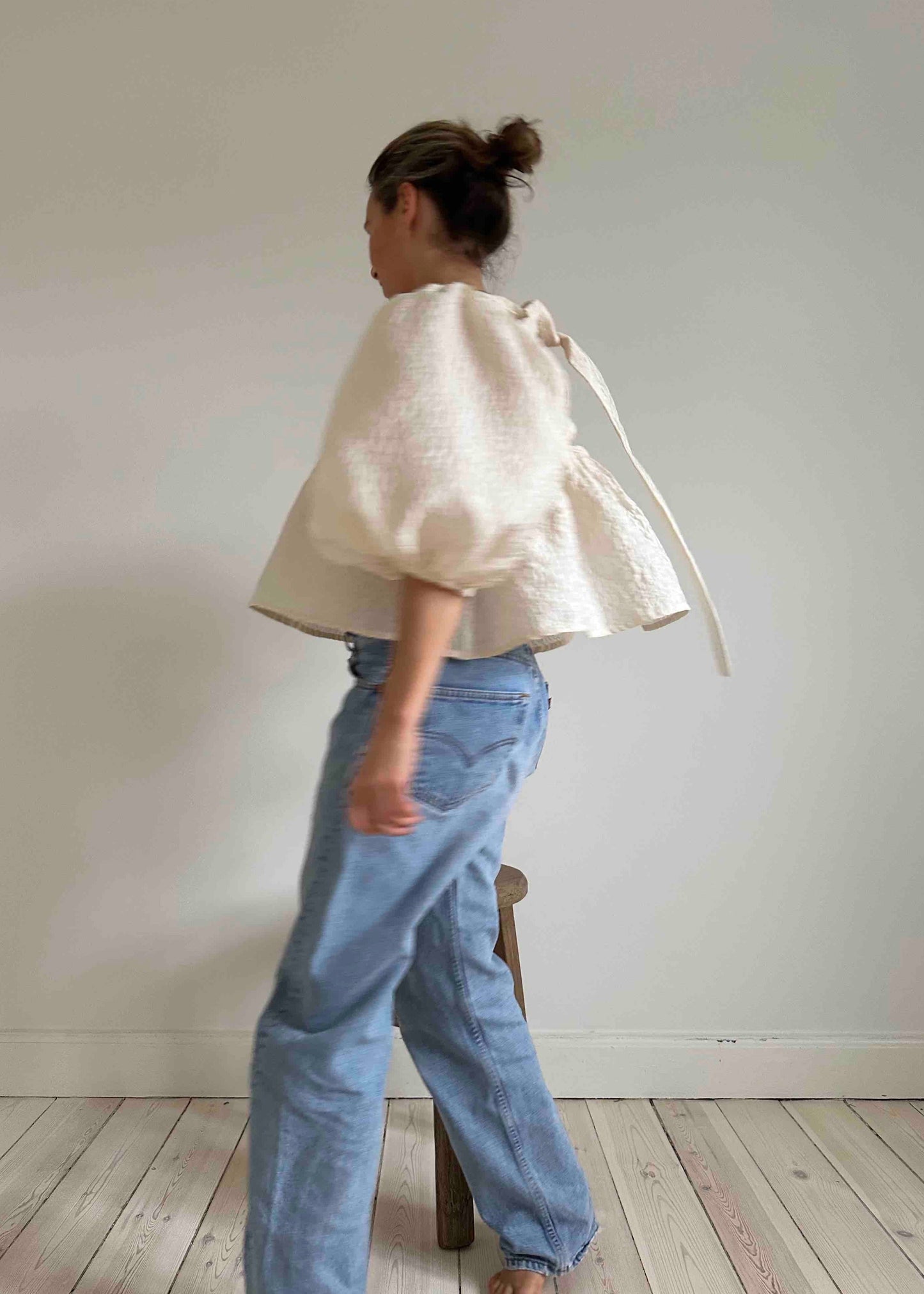 AMANDA-BUGGE-studio-ava-blouse-in-cream-jacquard-puffy-sleeves-and-open-back