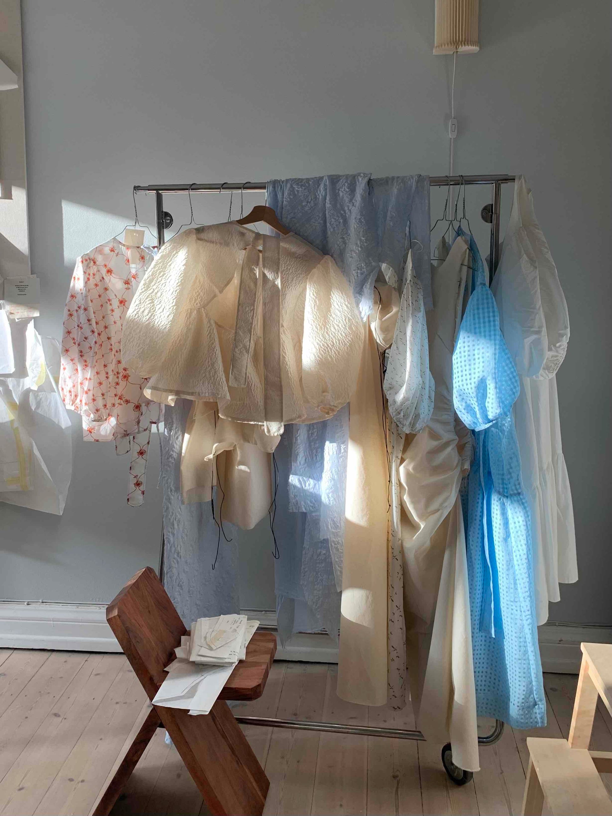 AMANDA-BUGGE-studio-ava-blouse-in-cream-jacquard-puffy-sleeves-and-open-back