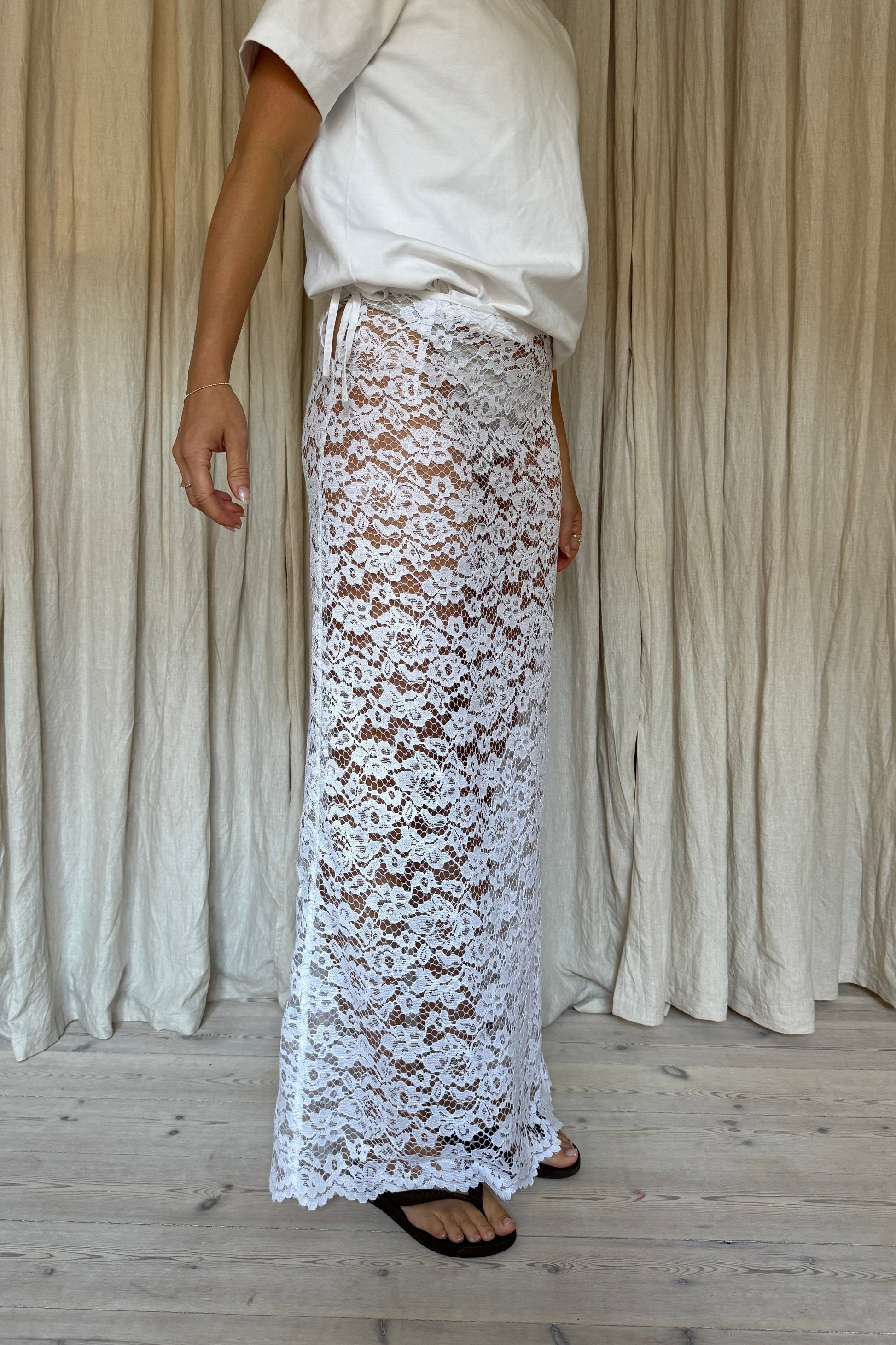 AMANDA-BUGGE-studio-babette-skirt-in-white-lace