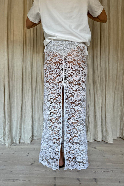 AMANDA-BUGGE-studio-babette-skirt-in-white-lace